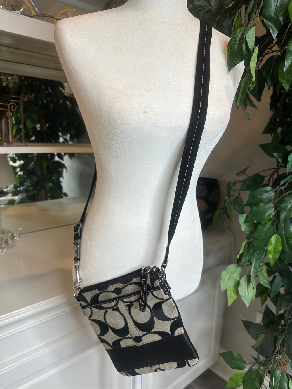 EUC Coach Black and Beige Signature Canvas Crossbody - Picture 5 of 10